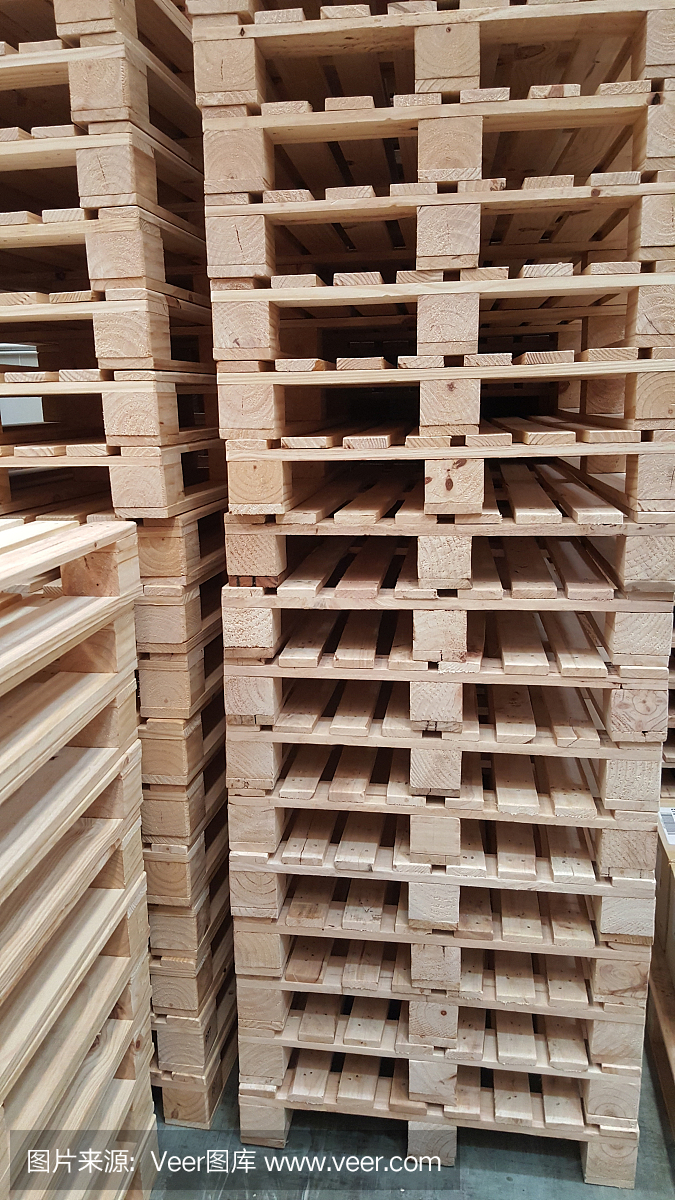 为仓库内的产品配送和运输组织好新的棕色木托盘