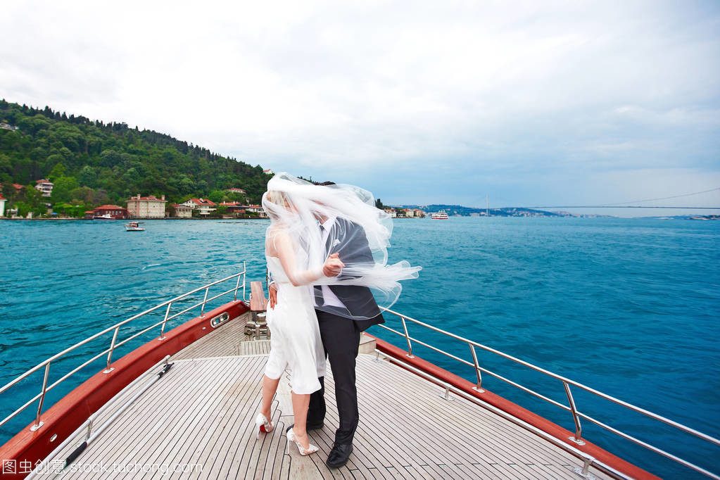 夫妇在海上豪华游艇甲板上跳舞